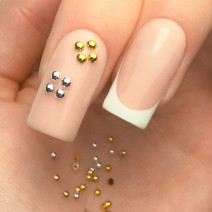 Kazetka s ozdobnými cvokmi na nechty – mix zlatej a striebornej farby