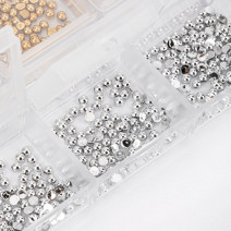 Kazetka s ozdobnými cvokmi na nechty – mix zlatej a striebornej farby